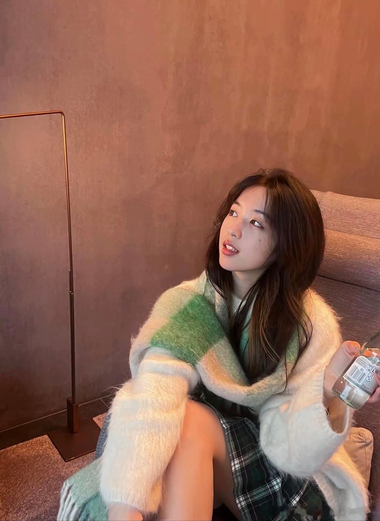 2025年11月1日，翁青雅作为跨界主持人采访资深演员朱珠，直播中出现多重失误：