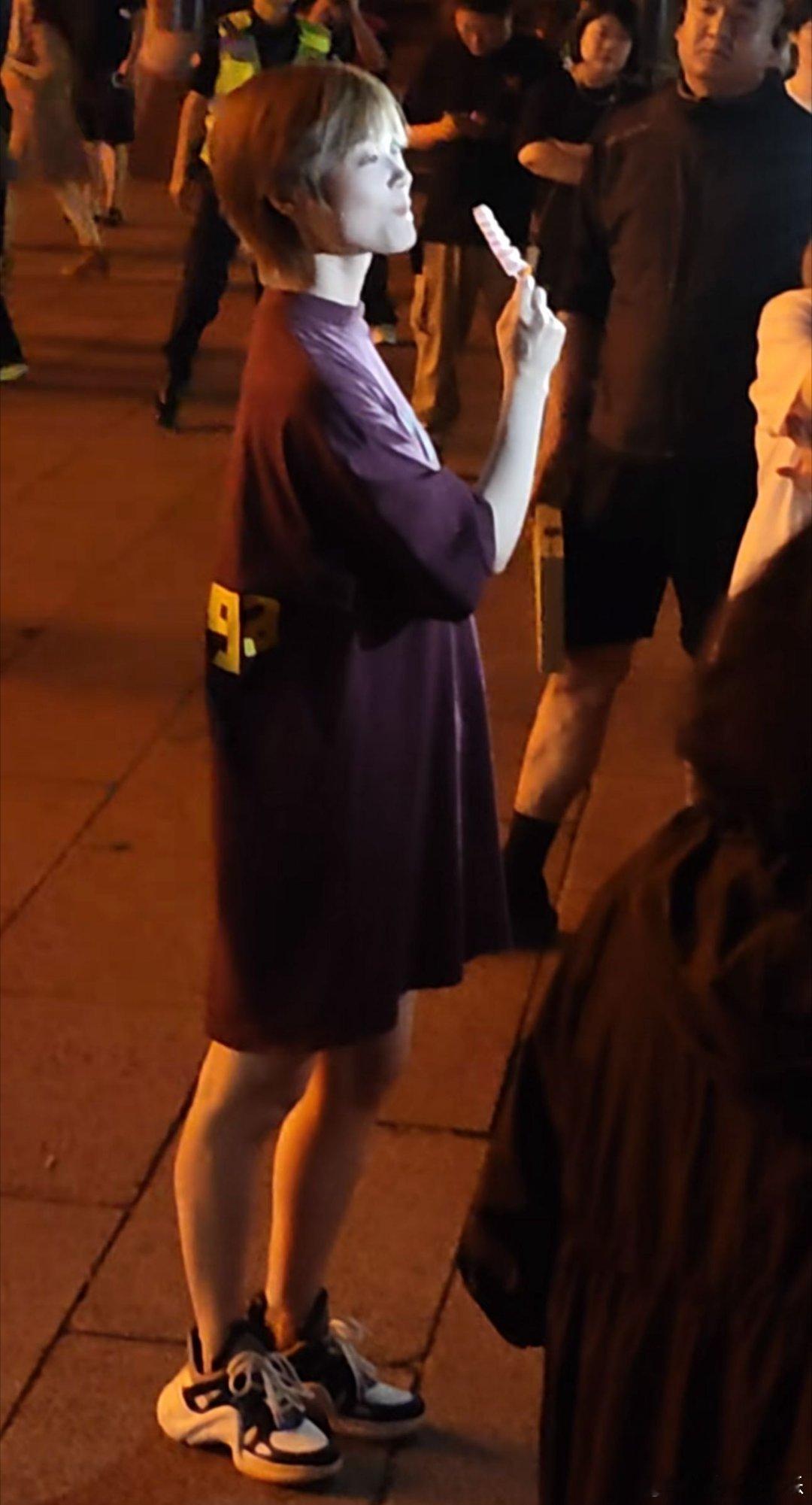 黄鹤楼偶遇李宇春 谁羡慕住武汉本地朋友了，昨夜黄鹤楼灯光秀现场捕捉李宇春路透，简