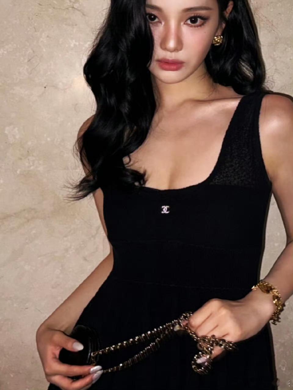 宁艺卓与香奈儿的适配度宁艺卓晒出前几天参加vogue晚宴的照片，一袭黑金长裙很好