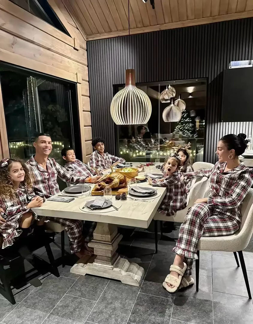 C罗聚会怎么只有酒杯，里面却没有酒 