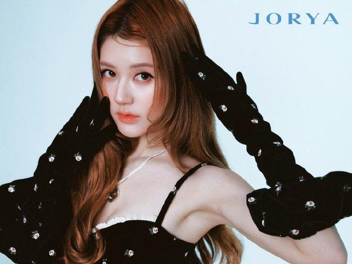 赵露思最新品牌大片，露思就这个洋气