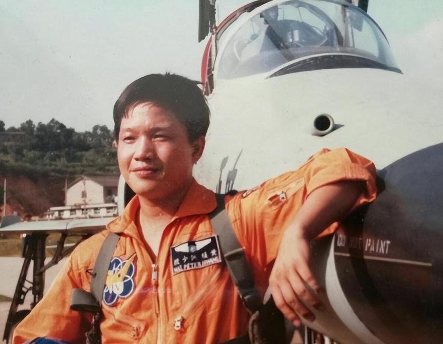 1981年，台湾飞行员黄植诚驾驶着最先进的飞机向大陆投诚，却被后座飞行员察觉，危