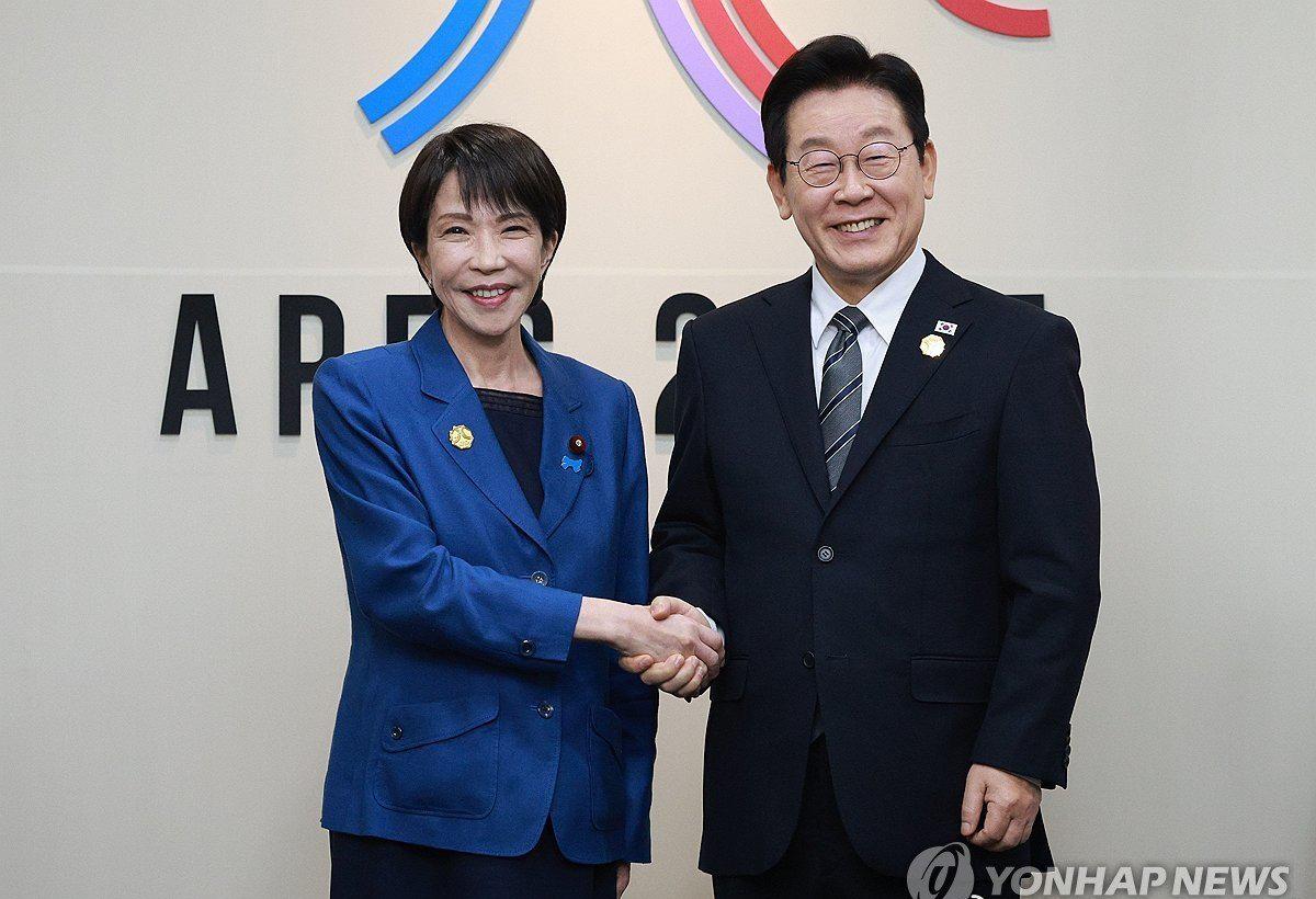 韩日两国领导人，可能下个月要见个面，地点有点特别。

根据韩联社12月8日的报道