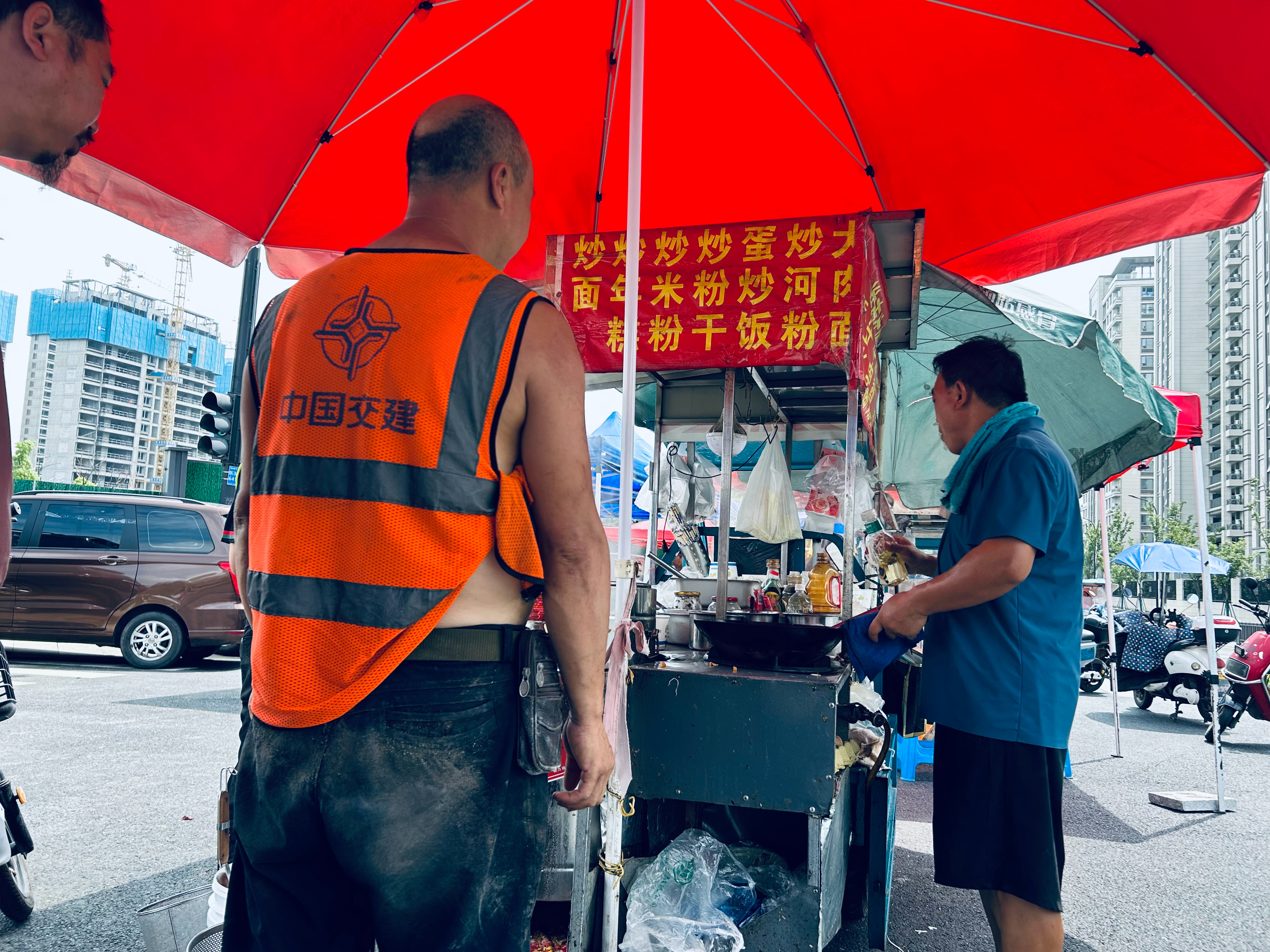 如日中天的工地旁，对我来说是早餐，对他们来说是中餐，很好的氛围，童年的记忆，对行
