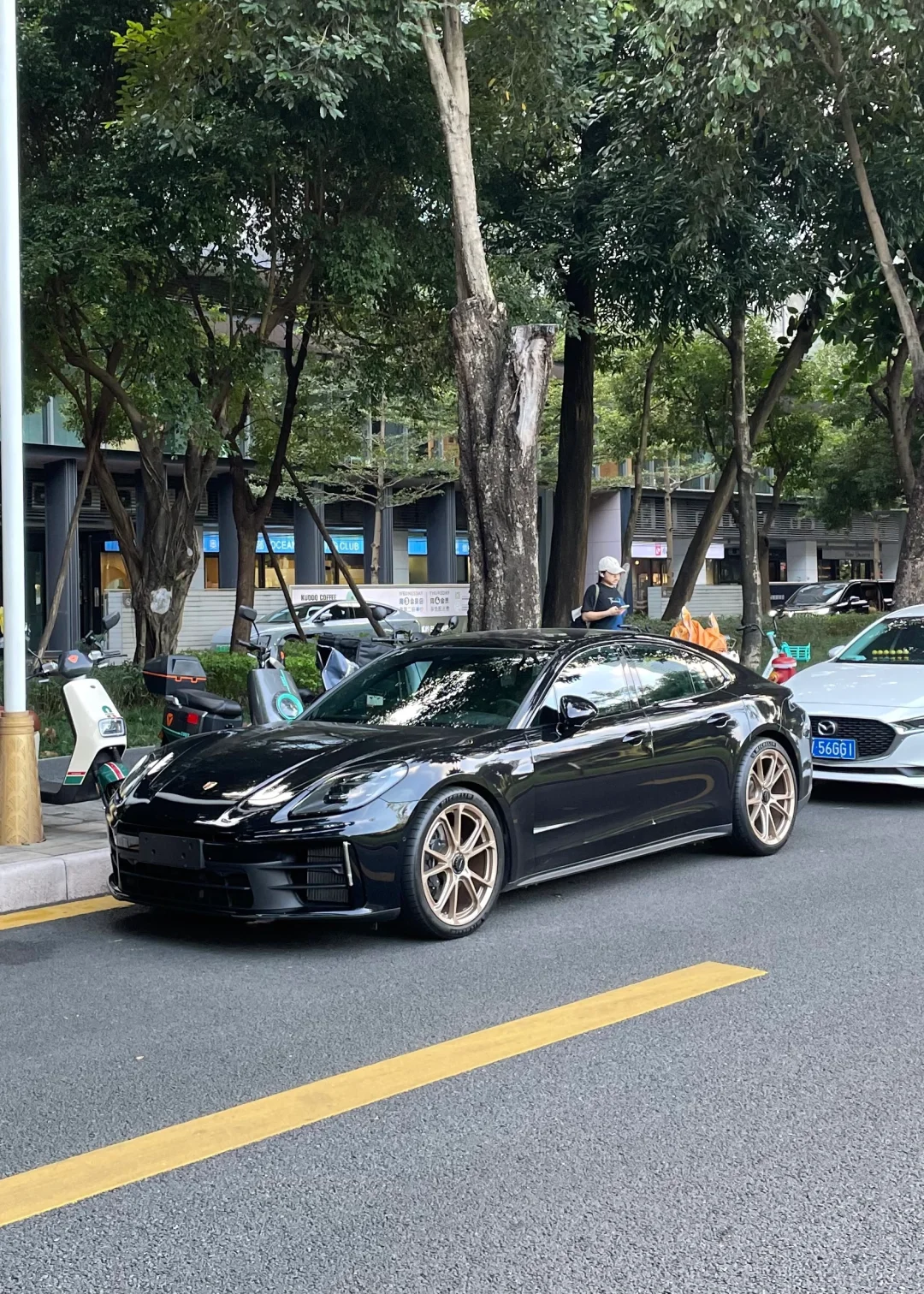 最新976 黑色车身配上金色轮毂 太帅啦