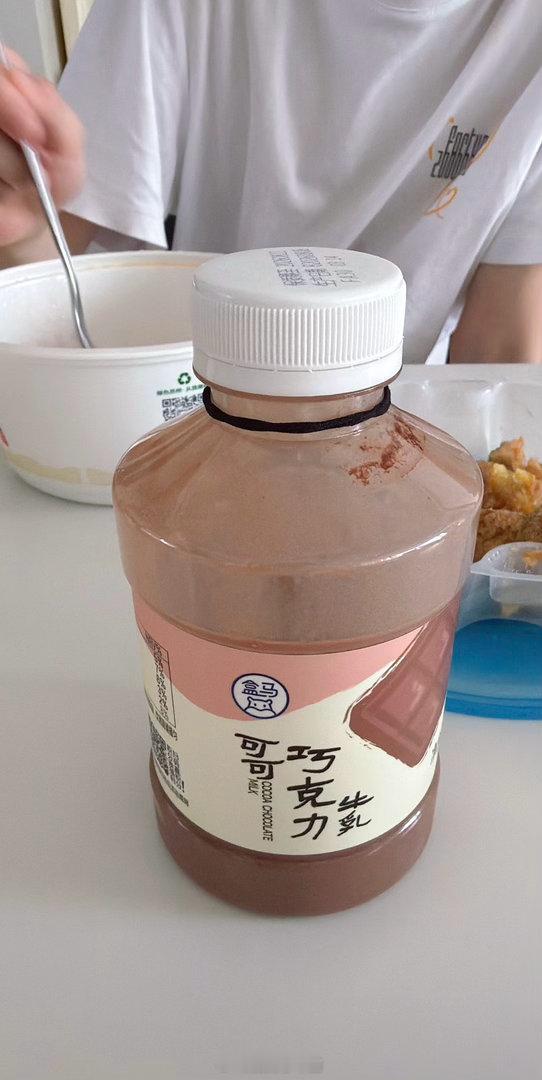因为哥哥病还没好他吃的东西都给他做好标记免得感染别人弟弟看我套了个皮圈在瓶口纳闷