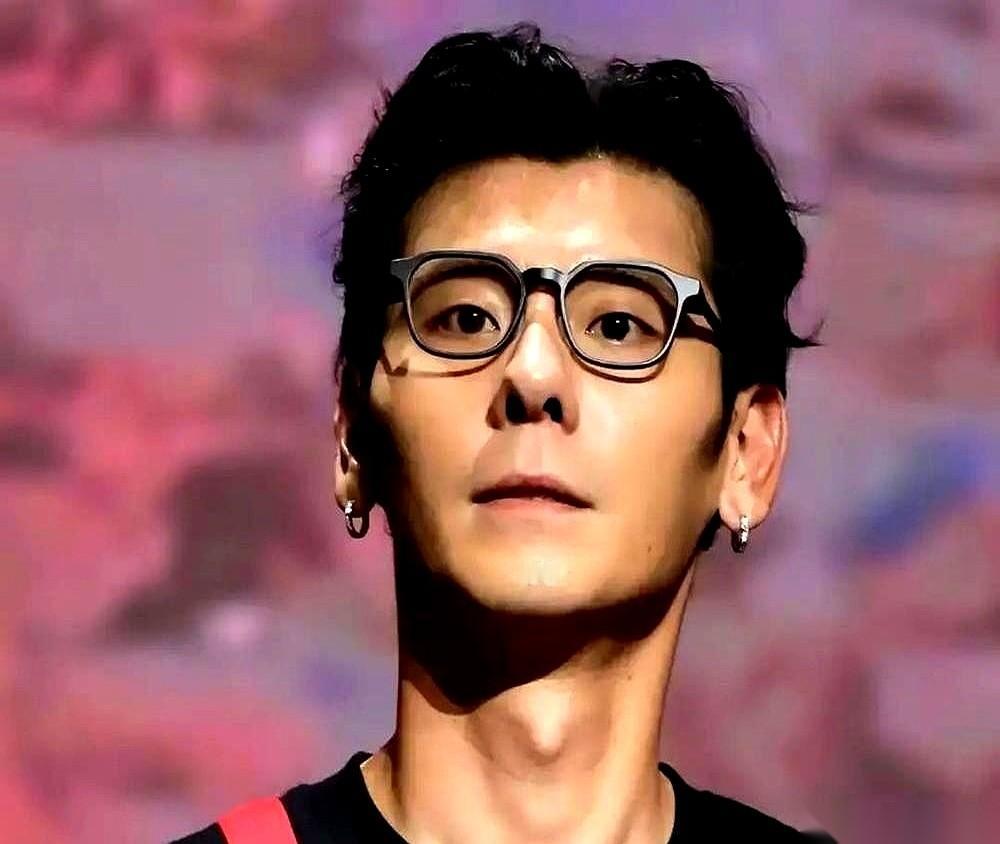 沈腾手心全是汗。
一个见惯了大场面的喜剧之王，跟人搭戏，紧张得像个新人，生怕自己