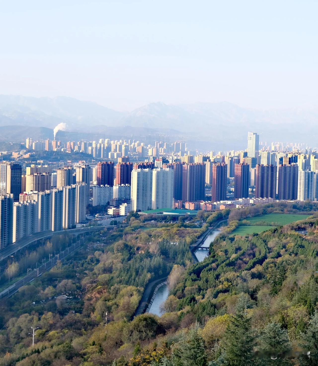 清晨站在宝鸡蟠龙塬边，登高望远，秦岭山脉依稀可见，楼房栉比鳞次，市区景色优美！