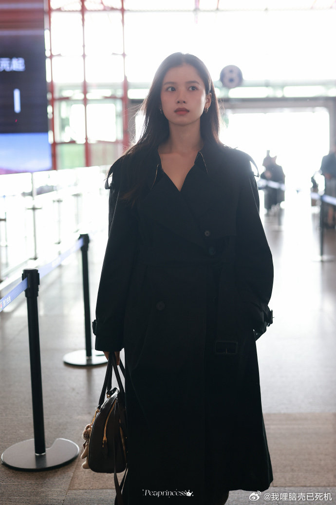 张婧仪出发时装周 张婧仪黑风衣高智感look  张婧仪出发时装周，是张婧仪黑风衣