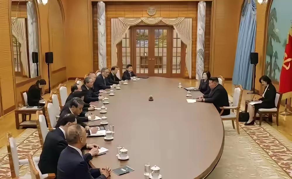 这次会晤，不由得让人认为他搞出了特朗普与武契奇会谈的感觉？
首先，这次会面的桌子