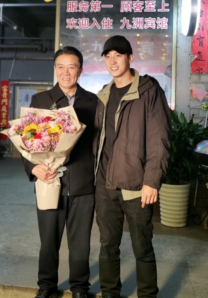 黄景瑜︱《罚罪》杀青︱常征路透合影系列20220118这部剧拍的时候叫《潜流追踪