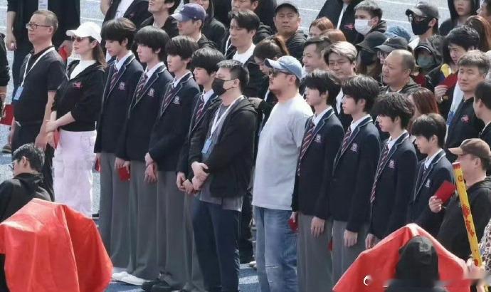 四代校服照张桂源张函瑞站导演旁边我们的少年时代2 事实明确，《我们的少年时代2》