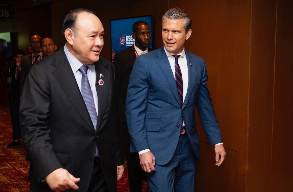 美菲炒作“特遣队”虚张声势，中国海军跟监警告，坚决捍卫主权

当地时间10月31