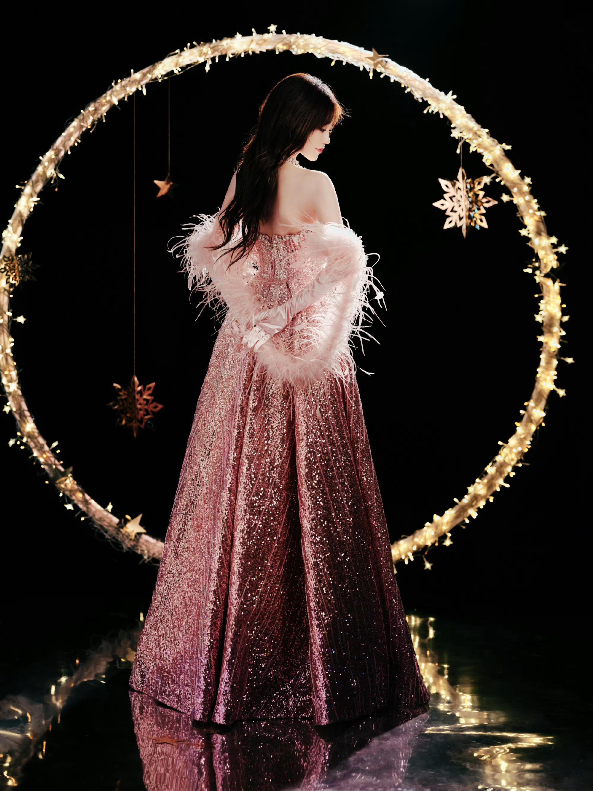 祝绪丹粉色亮片裙祝绪丹亮片粉裙造型祝绪丹这次微博之夜 红毯的裙子很美耶✌ ！！祝