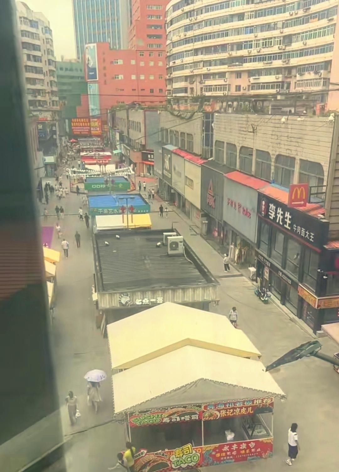 跟辽宁省其它小城市比起来，我感觉本溪的年轻人确实少。就算是来到永丰步行街也只是小