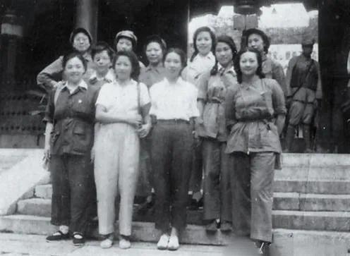 这张照片不知拍摄什么年代？
不太清晰，认人比较难，我比较确定的是吴茵 张瑞芳，还