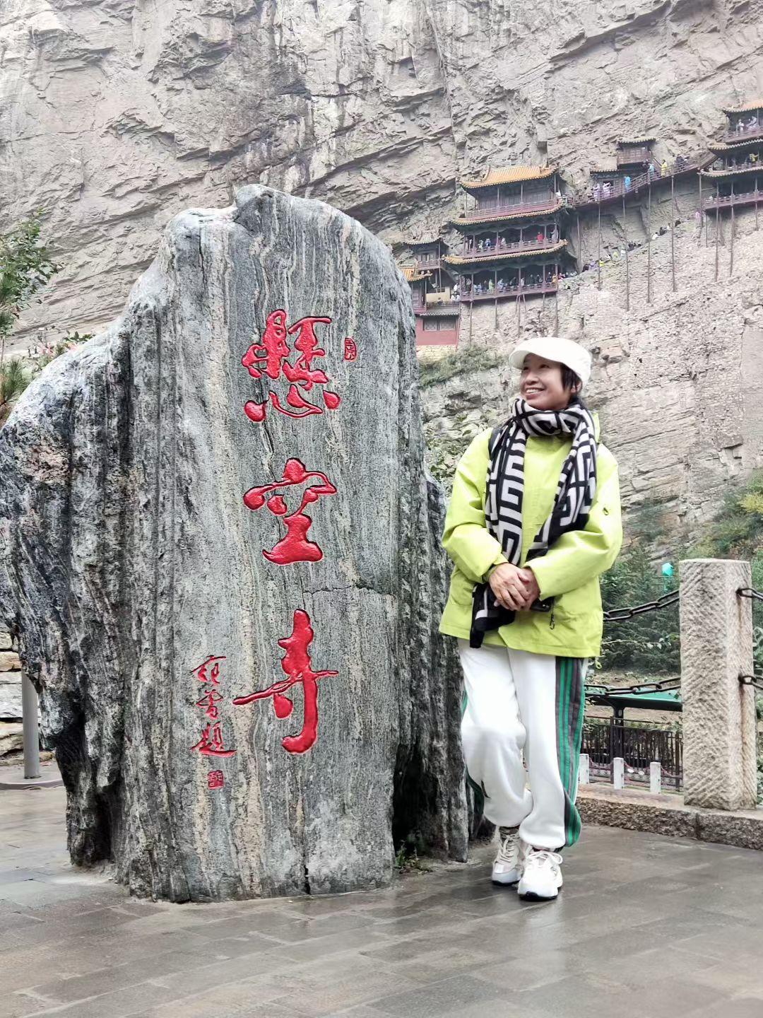 在快节奏的现代生活中，“当下”变得尤为珍贵。我们总是追求未来的计划，回忆过去的时