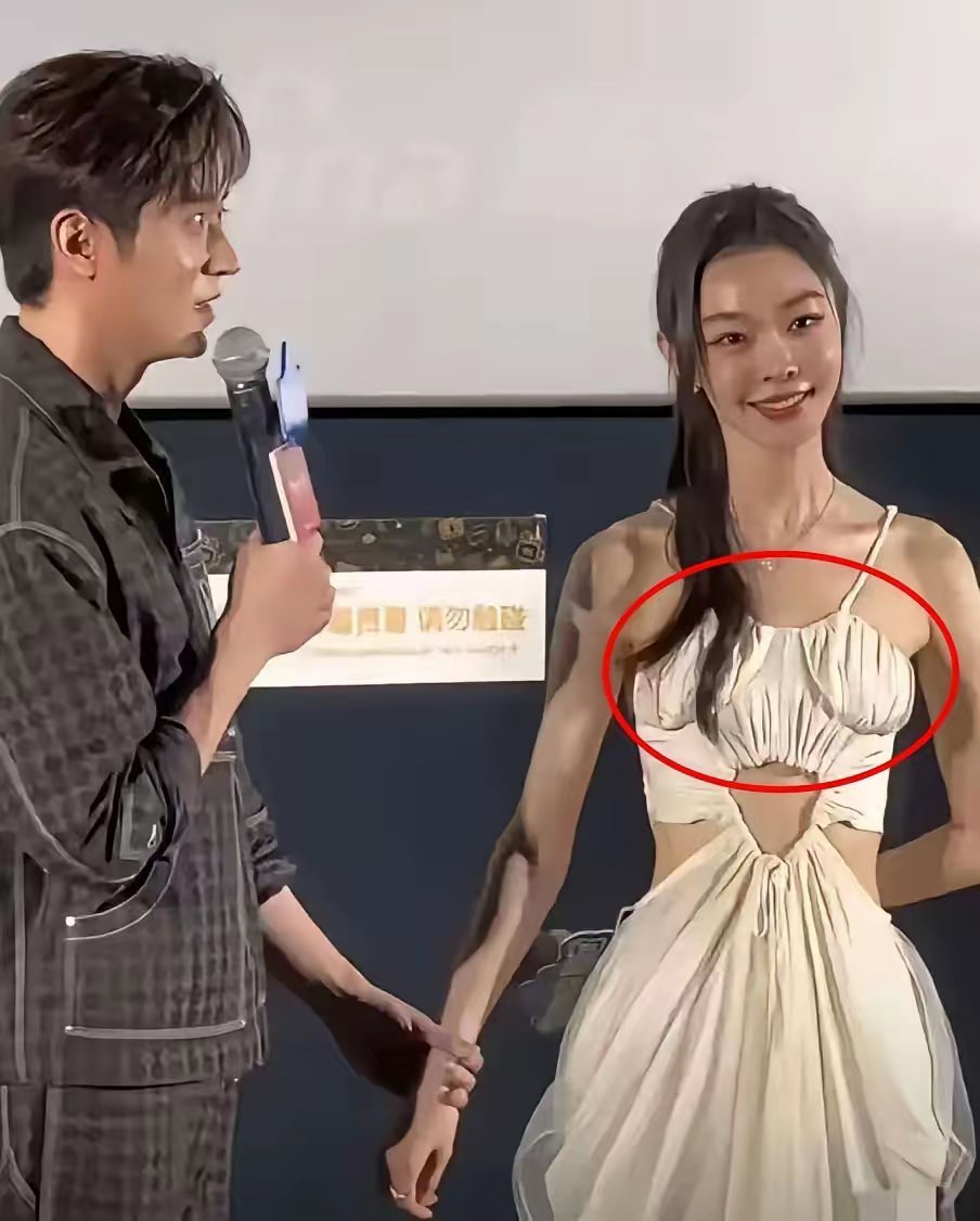 天呐，在台上穿成这样感觉没有穿的必要了啊…… ​​​