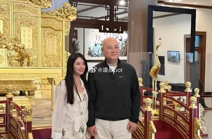 丧妻不足三月引全网非议！
74岁唐僧迟重瑞与年轻女子同行，36年深情被一张照片推