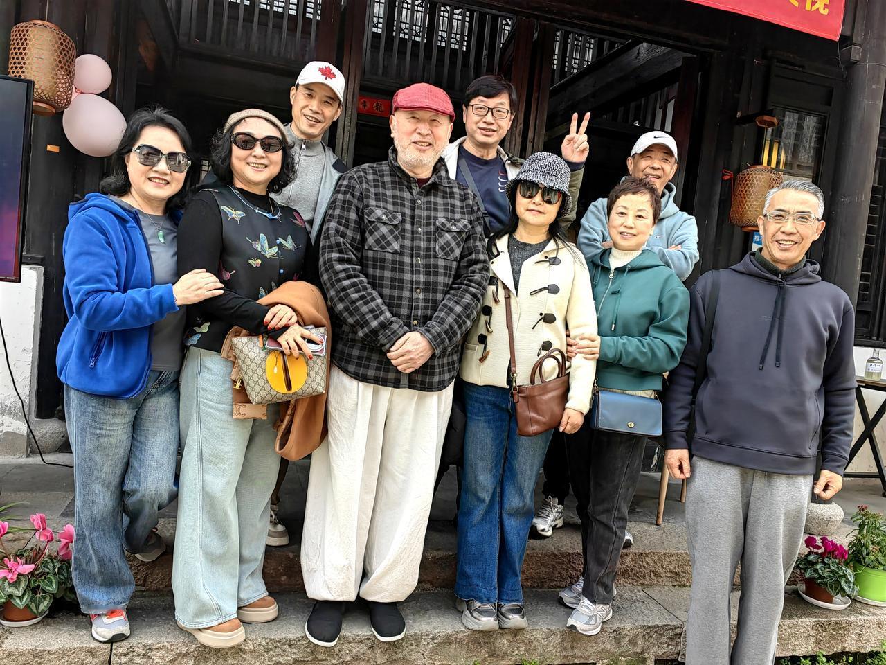 现在到一怪食府来吃饭的客人，和掌柜的合影，已经从“选修课”逐渐往“必修课”转变。