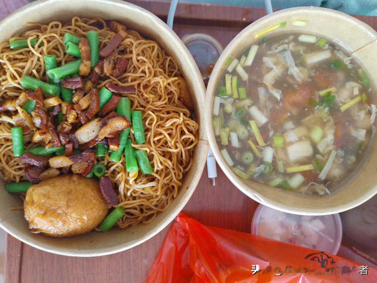 今天中午的卤面条和鸡蛋汤，简直是治愈疲惫的神仙搭配！

卤面条里的豆角、肉块裹着