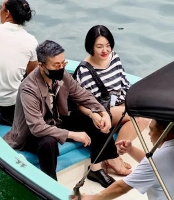 小S这件衣服至少穿了15年了 有网友发现小S出游香港时穿的衣服，至少已经穿了15