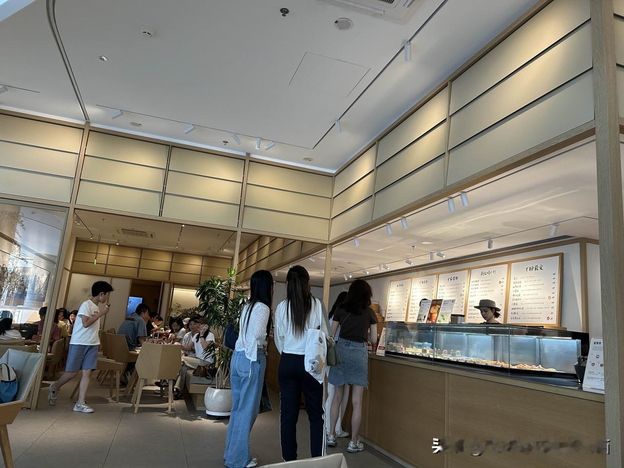 如果英文实在差，基础语法还没过，个人建议不要轻易走出去。
在美国一边要谋生，一边