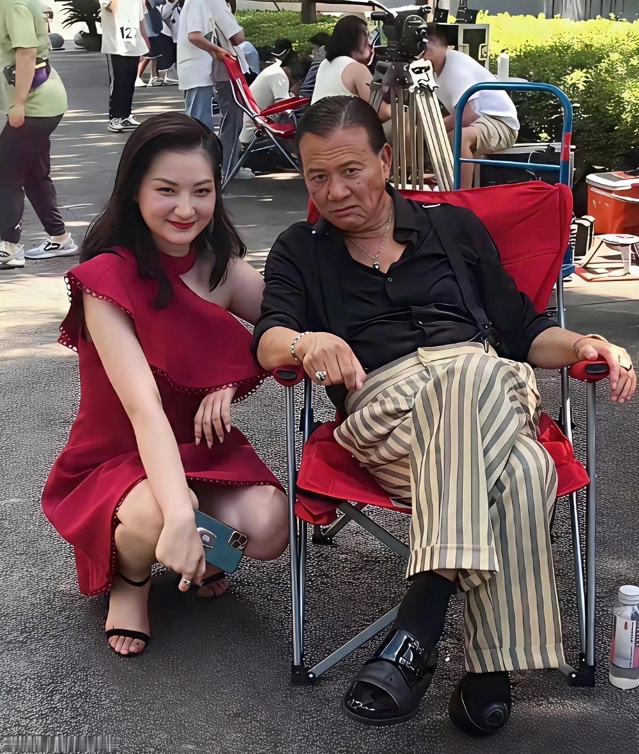人老了，气场还在。哪怕脸上布满岁月的痕迹，皱纹爬满额头与脸颊，再也没有了壮年时期