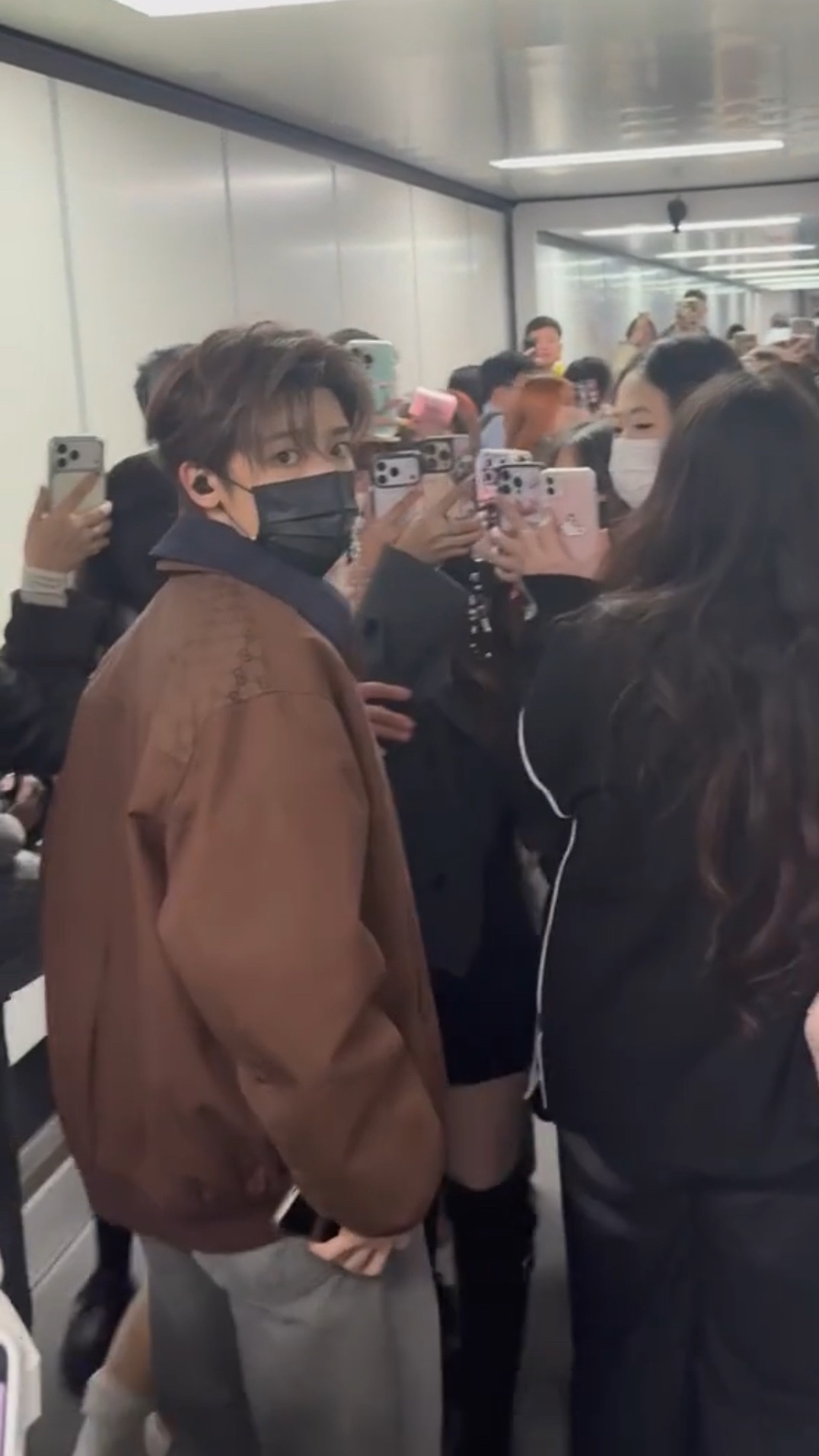 🐱：麻麻，她们犯了追星法，把她们抓起来这群跟机的！！！适可而止吧！！！ 