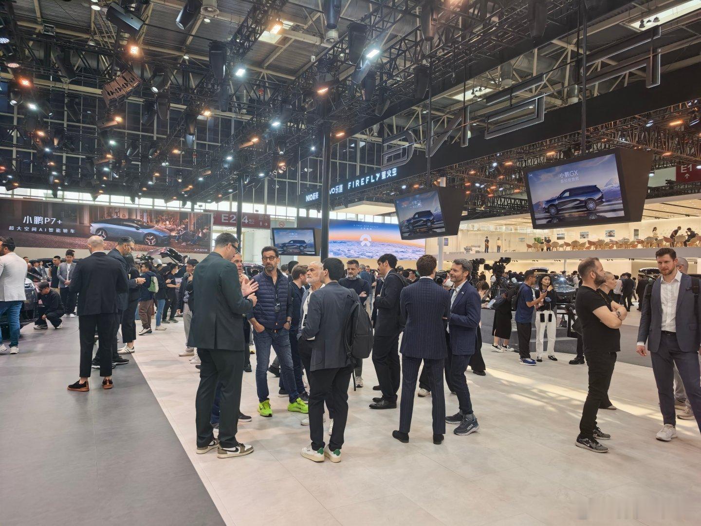 小鹏展台老外怎么那么多北京车展