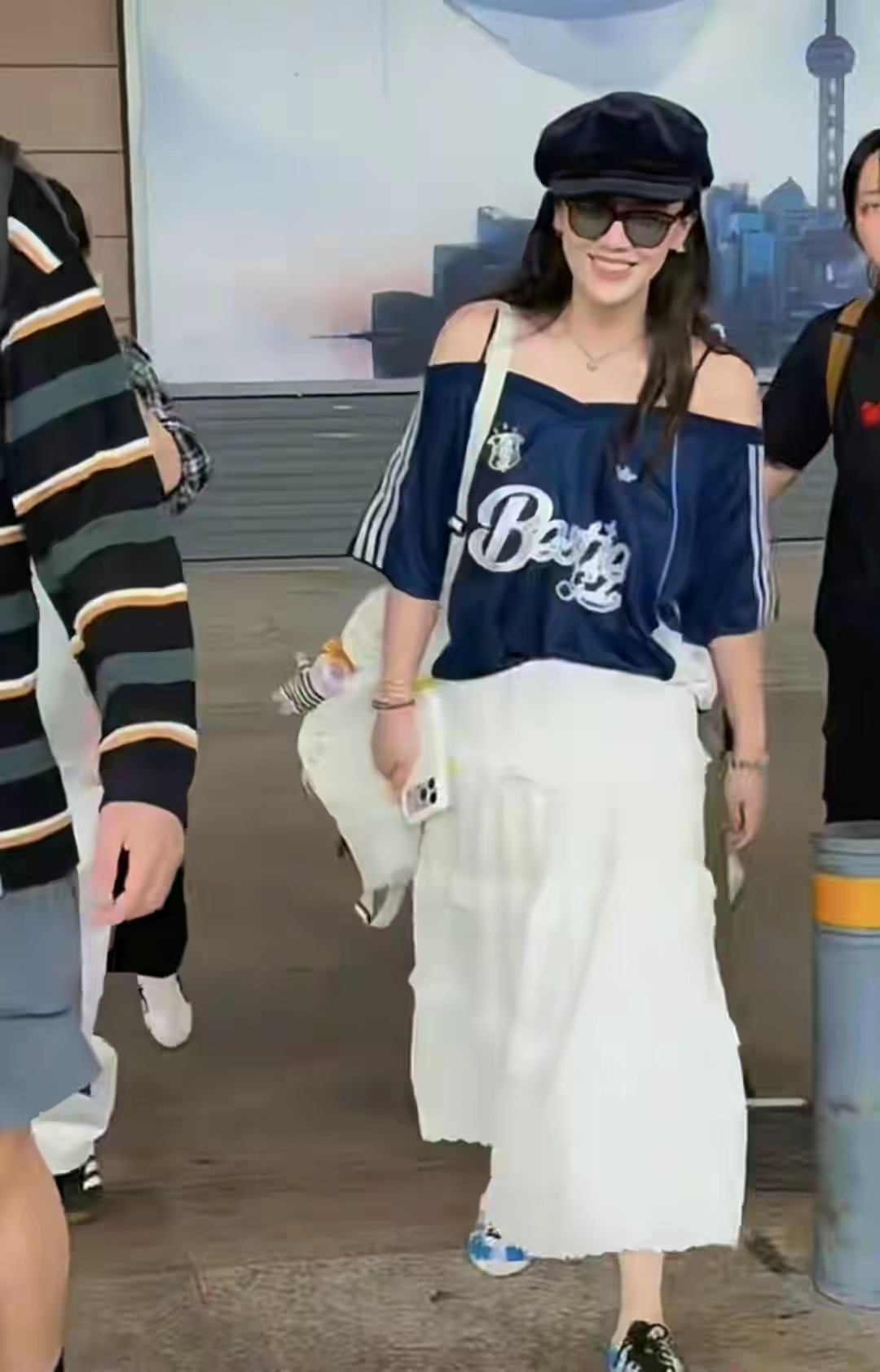 马思纯到达上海，露肩T恤配白裙子，时尚青春，越来越自信美丽！ 