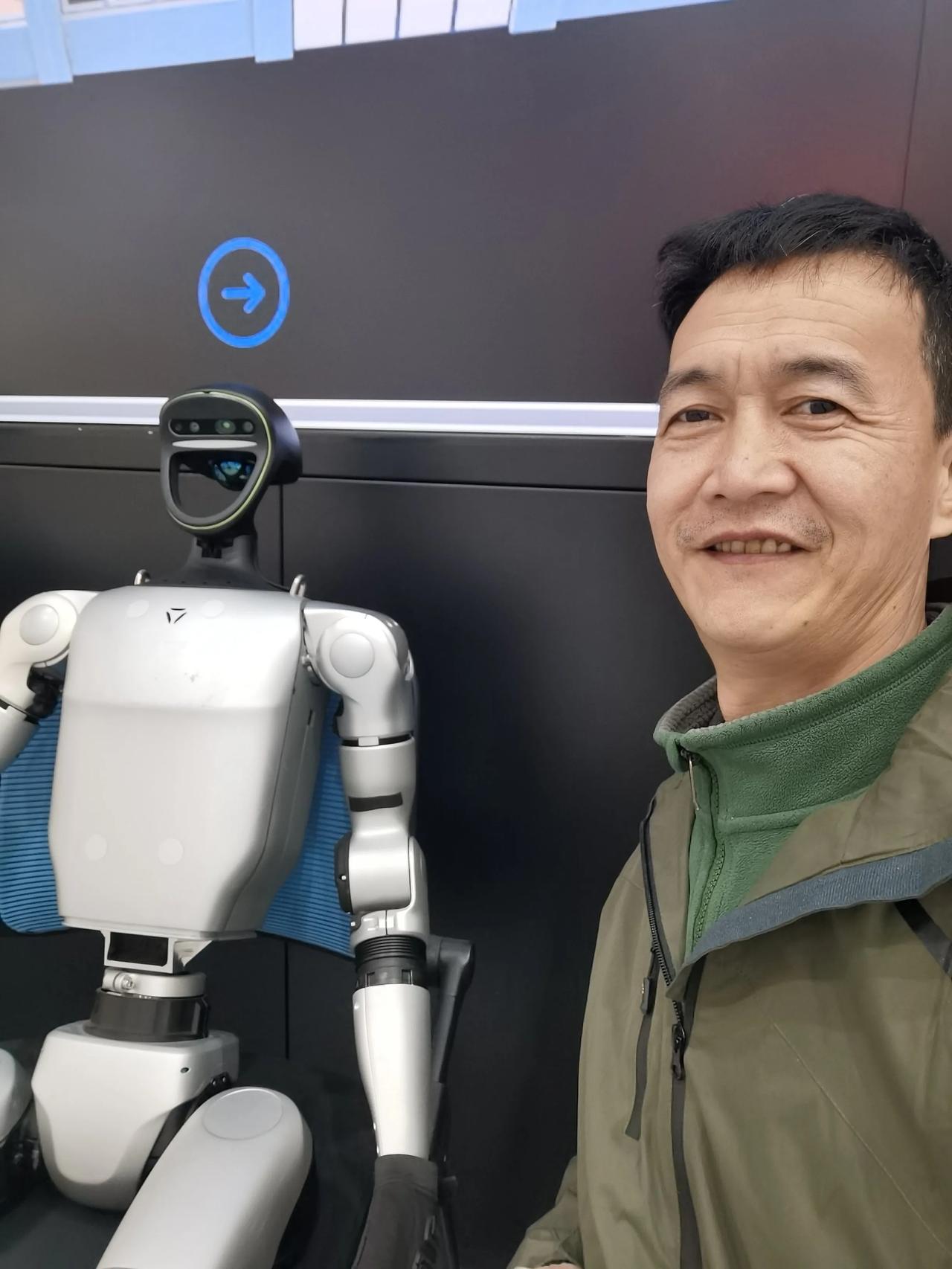 汪兴兴的人形机器人
光荣的回到母校上海大学了
我也凑下热闹。
检索汪总的阅历，就