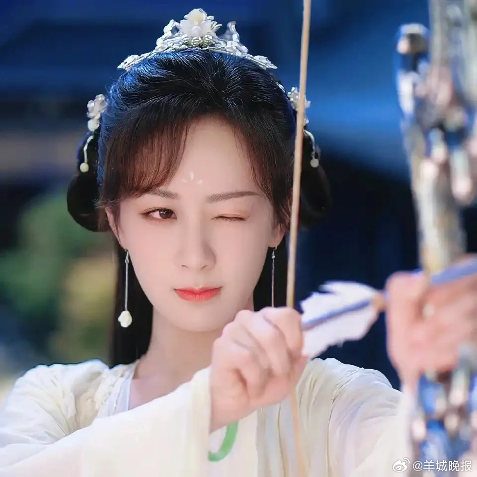 【女明星拉弓瞬间，谁让你一眼万年？】她们的拉弓造型，是柔与刚的极致碰撞，一身英气