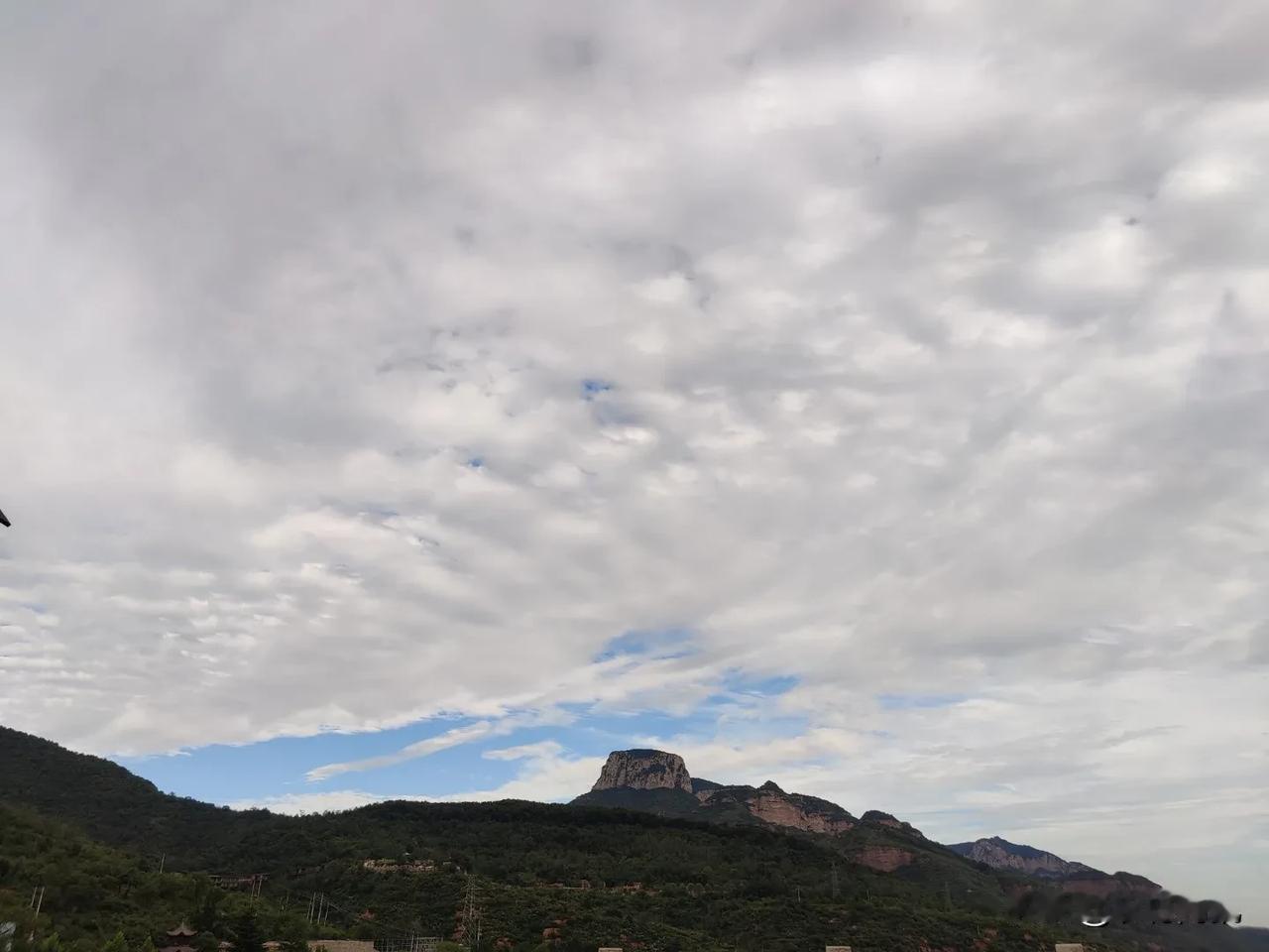 峰峦叠嶂云深处，山色青青鸟语鸣。