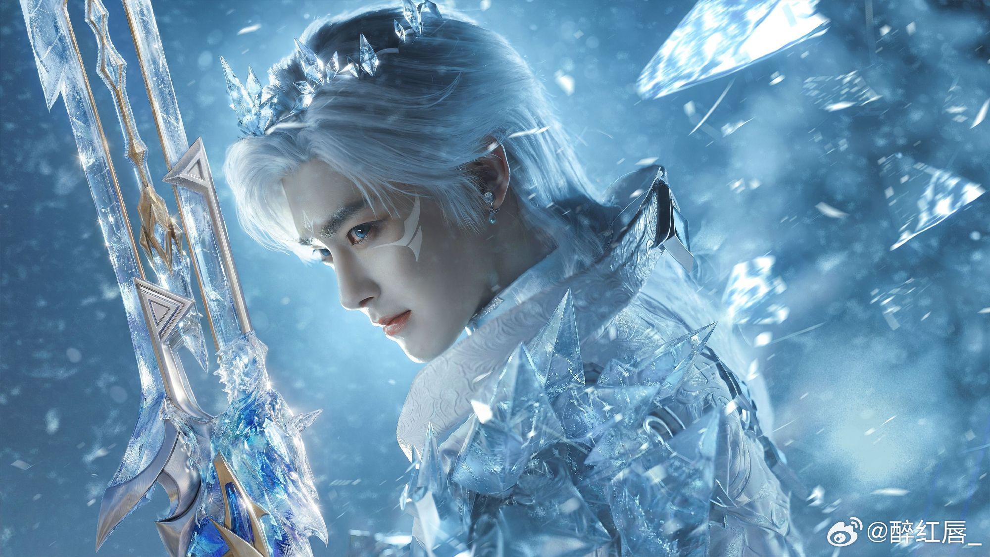 谁能拒绝一个会玩剑又会端枪的银发帅哥？侯明昊拿剑时是少年侠客的潇洒，端枪时是现代