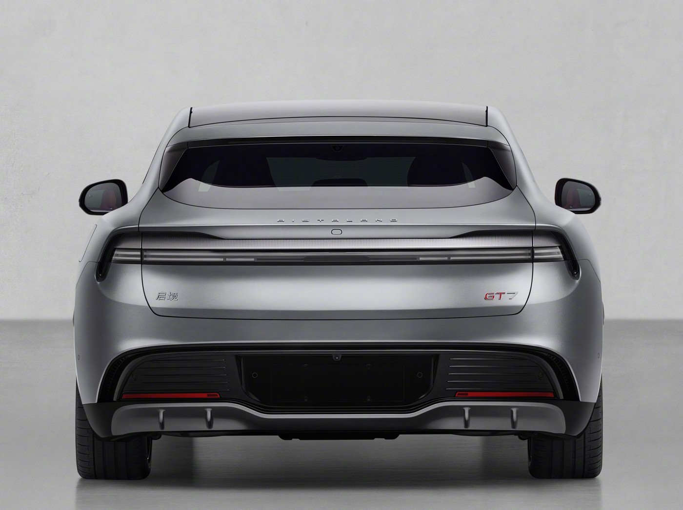 启境GT7，5米级纯电猎装。预埋华为乾崑L3级智驾架构，896线激光雷达。这选装