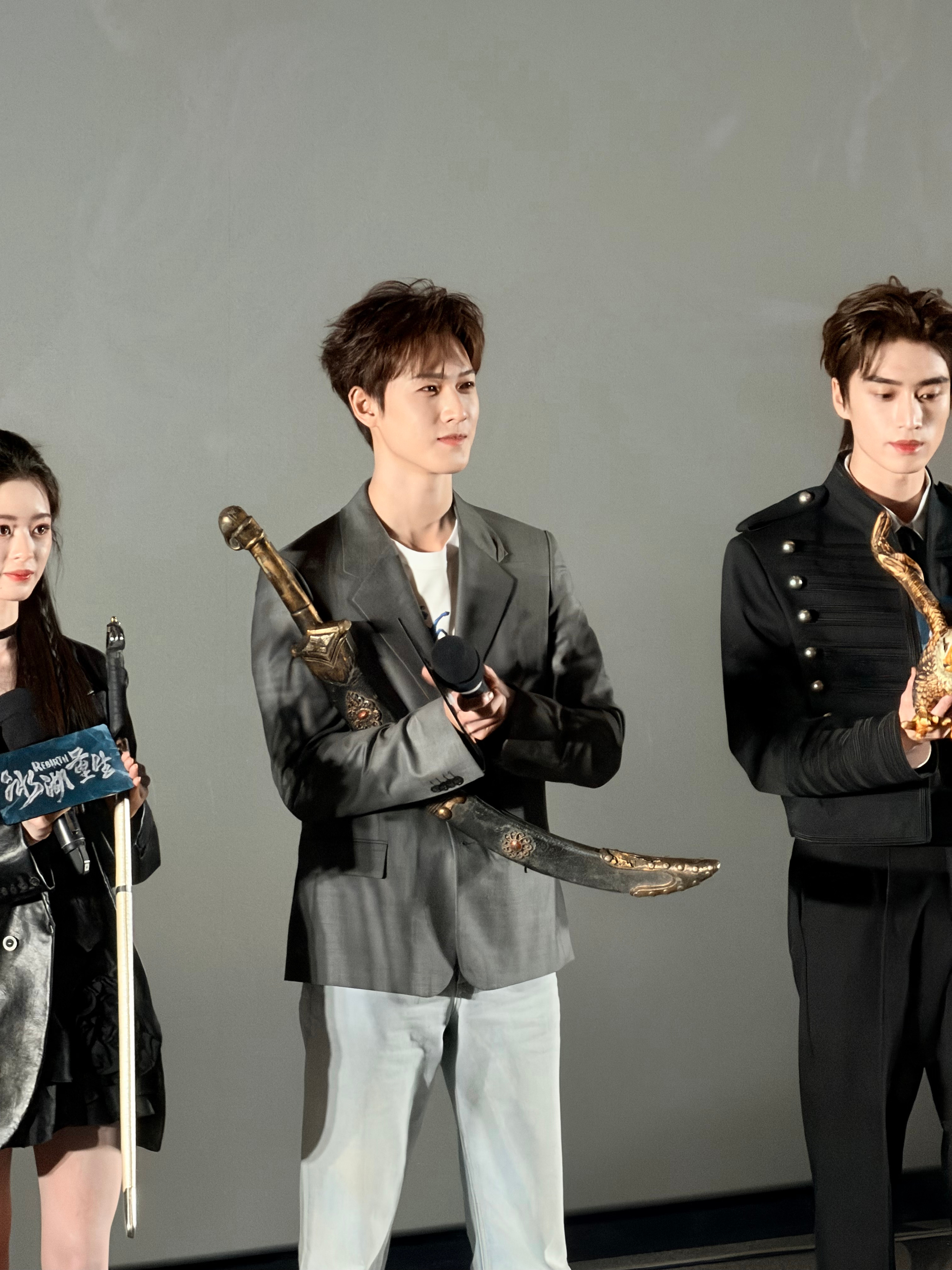 找媒体的李昀锐 别人找媒体：淡定从容。李昀锐找媒体：东张西望、手足无措、满脑子问