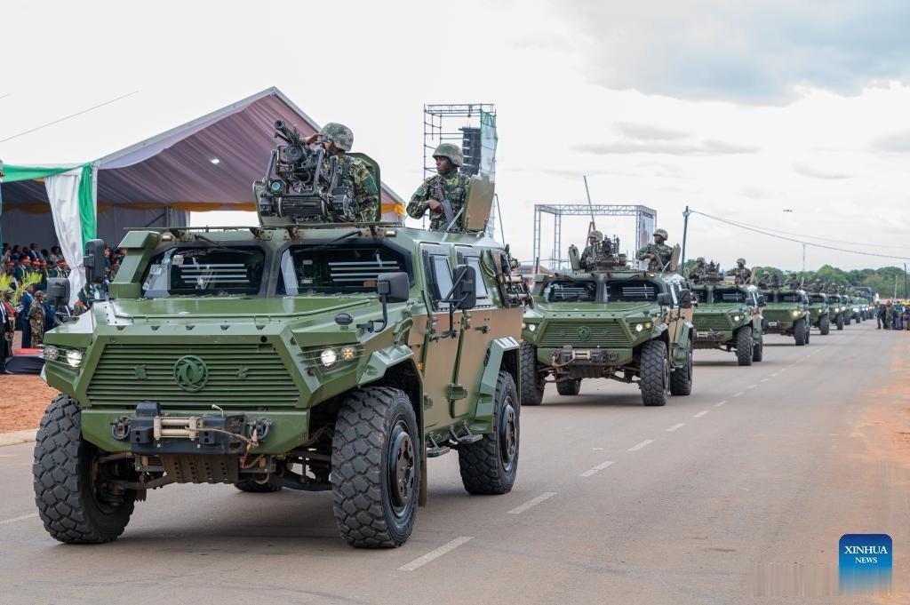 又有一些国家装备了中国产的“东风猛士”轻机动防护装甲车
莫桑比克军队装备的中国“