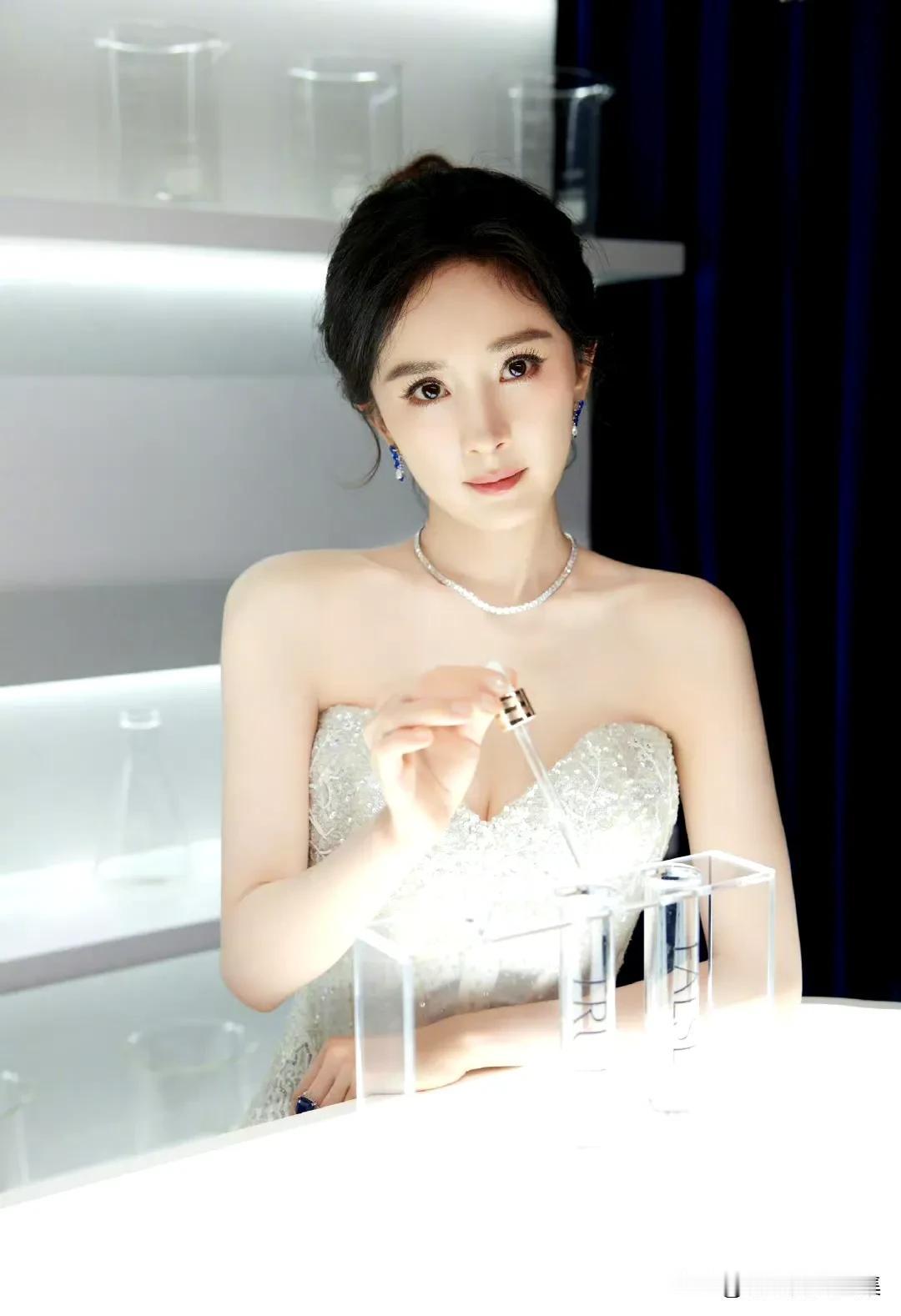 什么样的女生称得上是美女?杨幂：银妆素裹，恬静明媚 ​​​