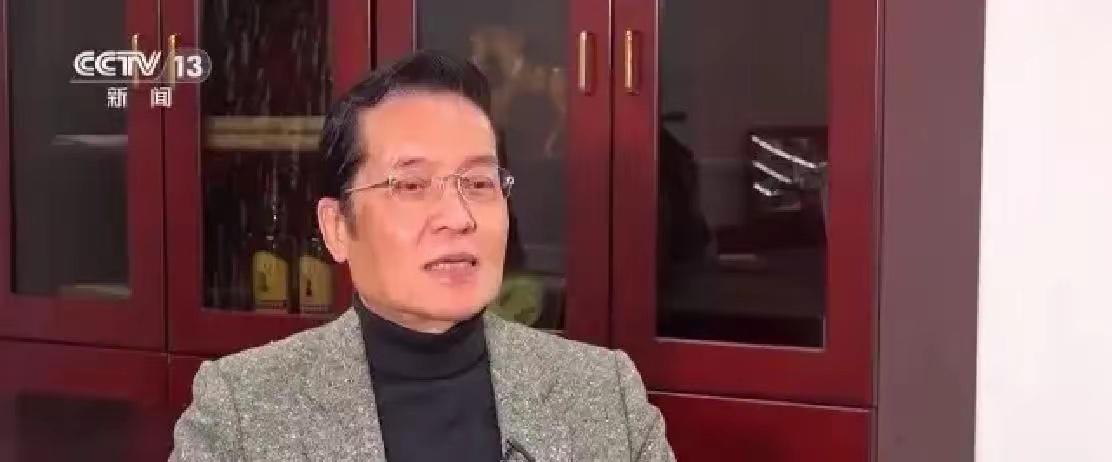 张荣恭这句话一出口，等于在岛内政坛的玻璃顶棚上，干脆利落地砸了块砖——"两岸不是