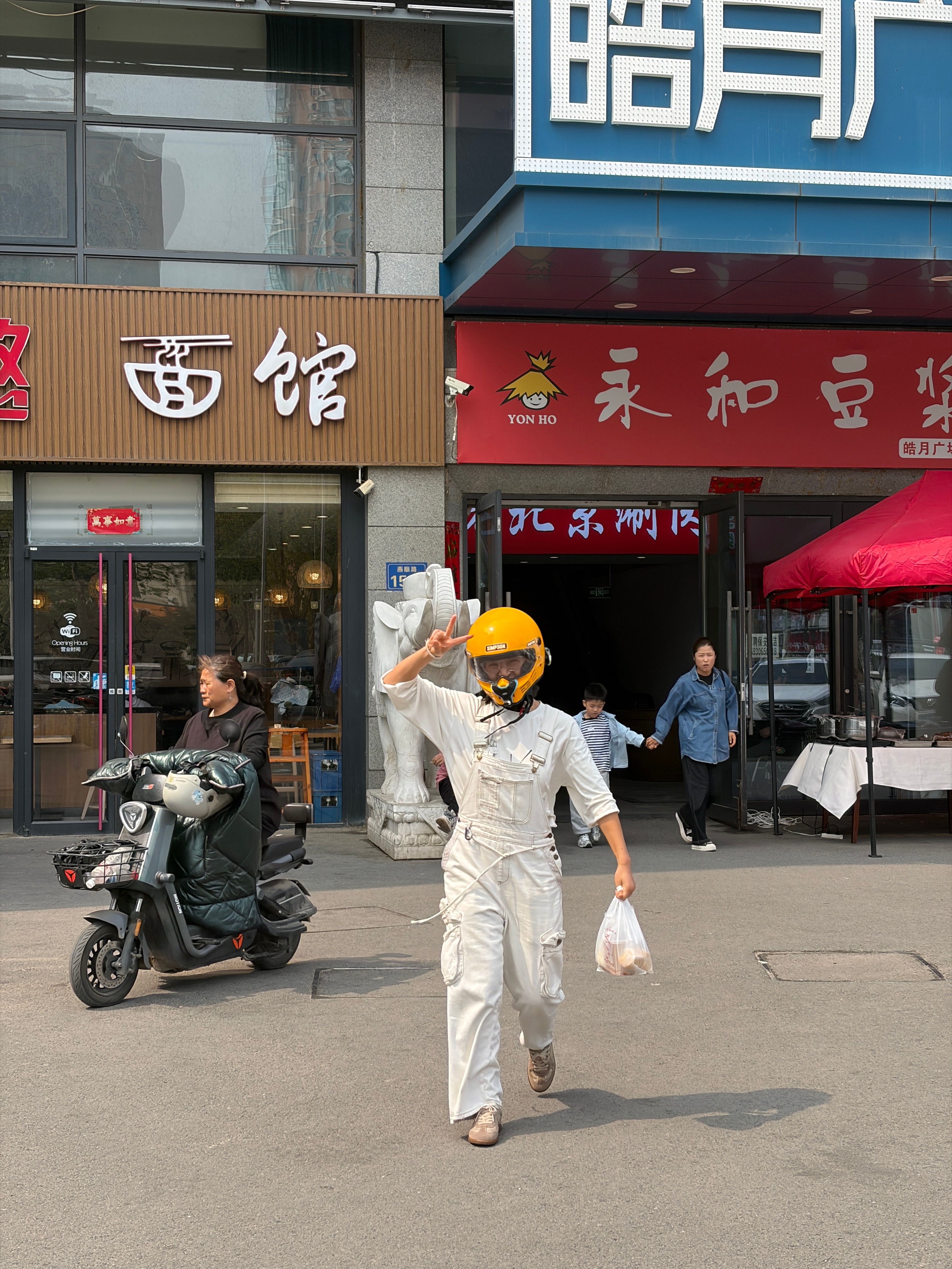 臭小子要吃发糕爸爸骑摩托带着妈妈买结果被店家当成取外卖的了