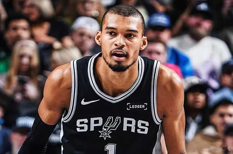 NBA常规赛继续进行，圣安东尼奥马刺队前往客场挑战达拉斯独行侠队。从首节比赛开始