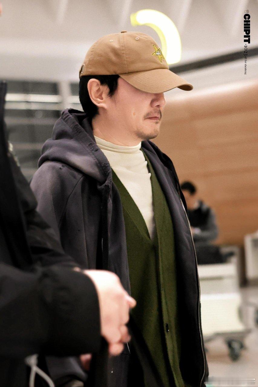 次元壁破了！谁能想到腾哥还有专属站姐，图里的他帅回军艺校草时期，差点忘了他曾经也