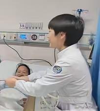 谁能想到祖雄兵的老婆是她？
她就在祖雄兵眼皮底下！


哪怕祖雄兵和老婆一个医院