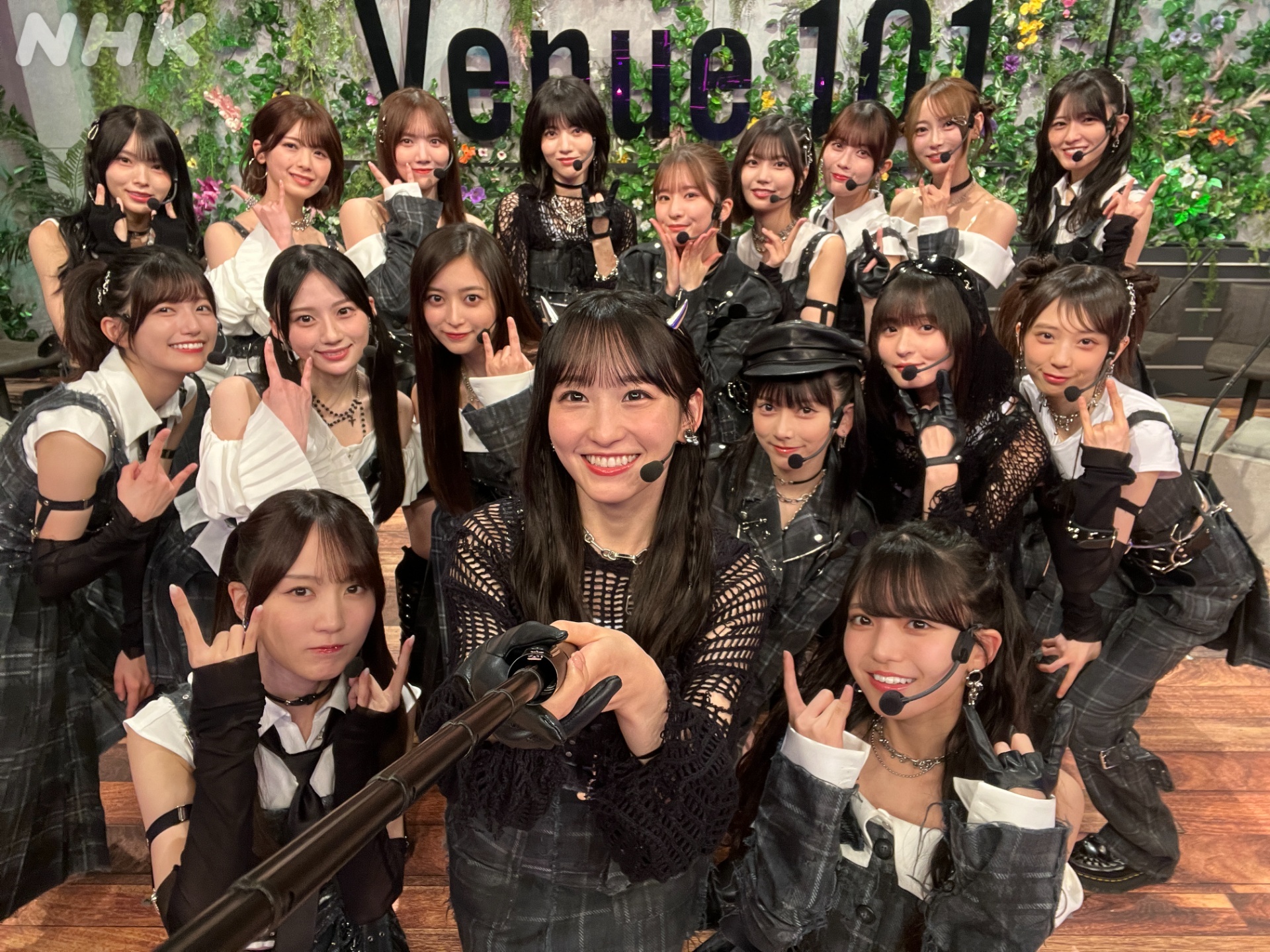 远藤樱  🎫 Venue101 纪念合照📸今晚的节目，可以通过回放配信反复观