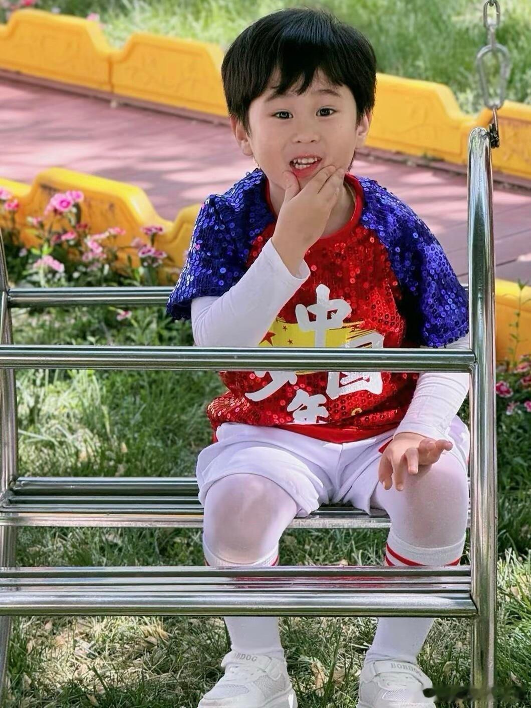 马立奥Leo[超话]  表演节目的胖宝宝啊～去年还是个小宝宝呢，今年就变成了du