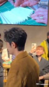 肖战看秀状态和待遇都是顶级 2026秋冬男装系列的亮眼设计在肖战身上展现得淋漓尽