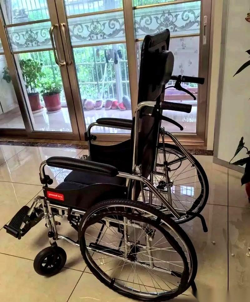 我妈走了一年了。
但我总想起她最后那半年，我跟她的大便，战斗了整整半年。
脑胶质