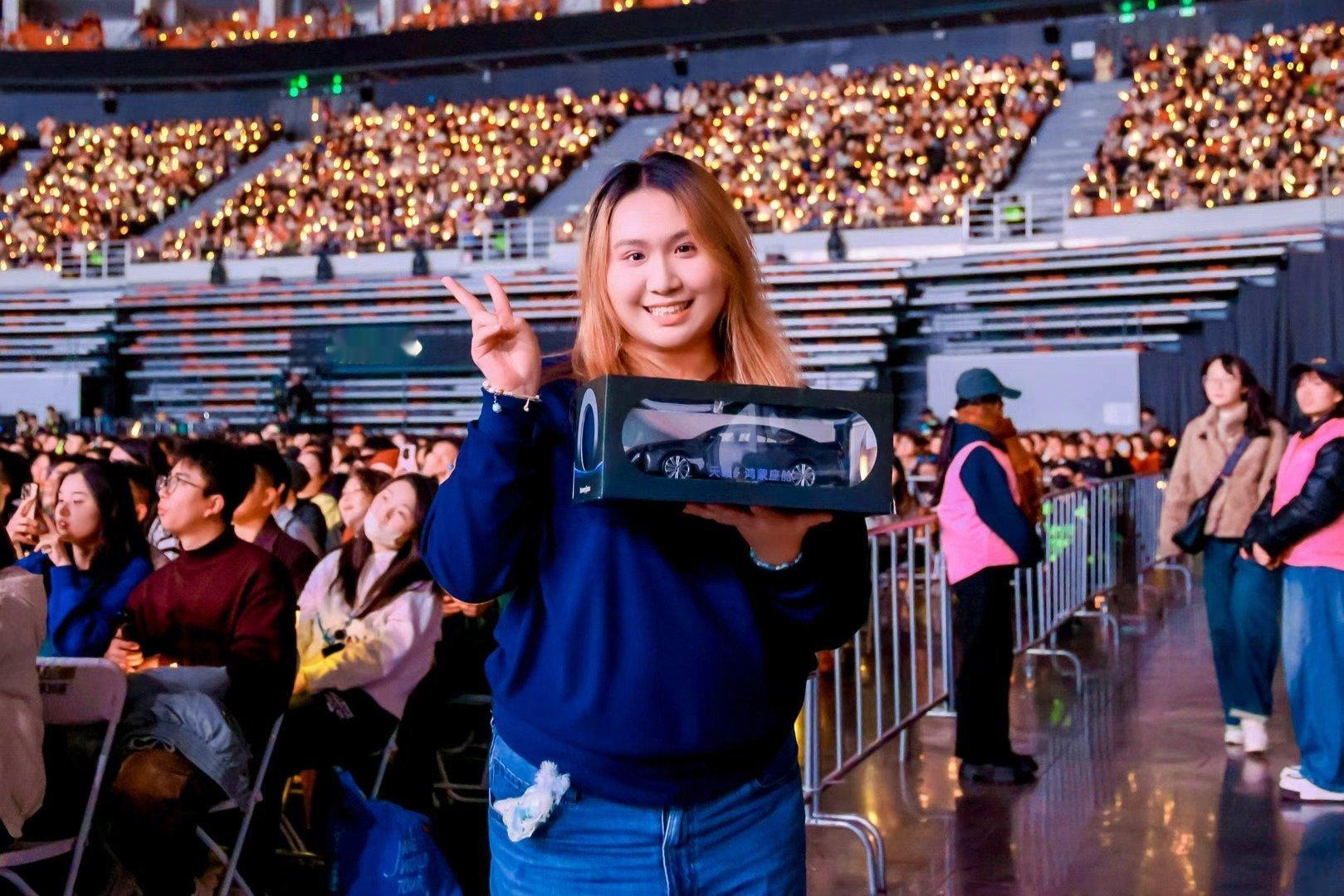 张靓颖演唱会现场送车我常觉得，真正的好产品会自己说话。天籁·鸿蒙座舱上市首月的销