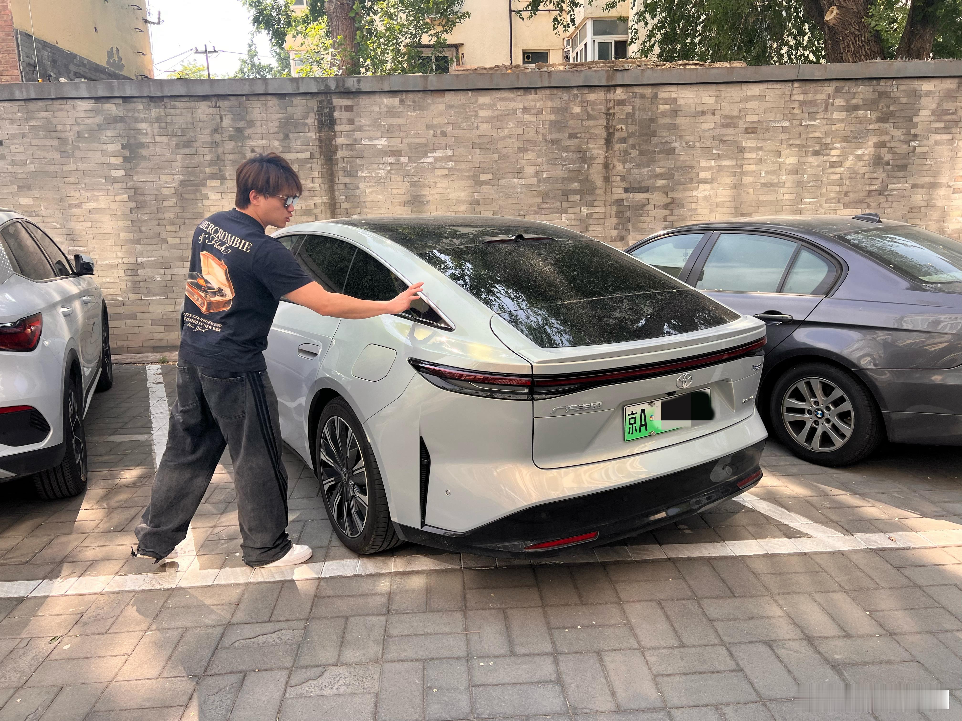 开了一把 的铂智7，大电池+激光雷达+空气悬挂的版本，体验还不错啊！一切都很轻巧